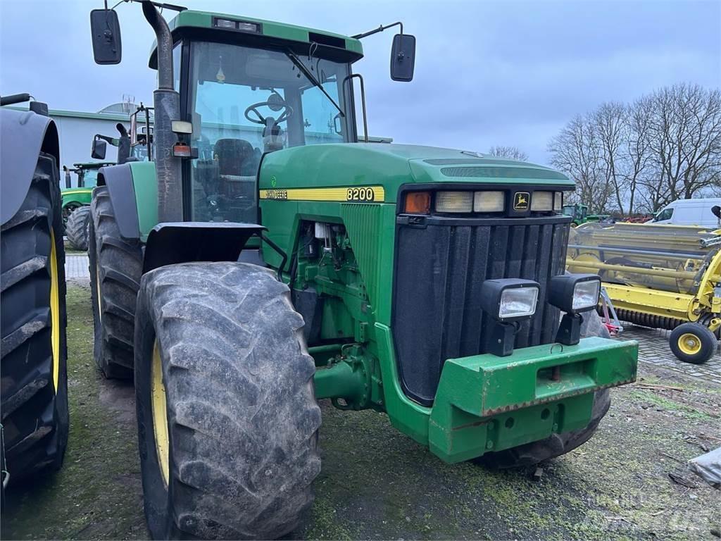 John Deere 8200 Трактори
