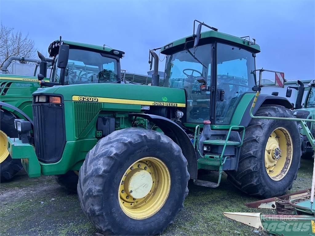 John Deere 8200 Трактори