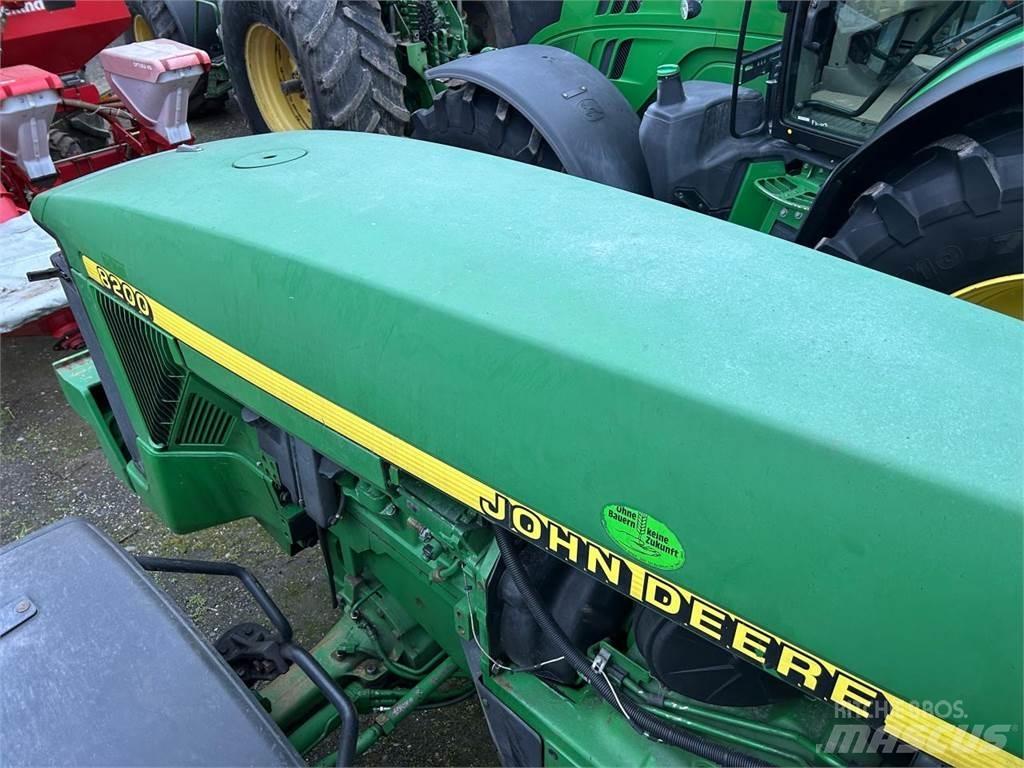 John Deere 8200 Трактори