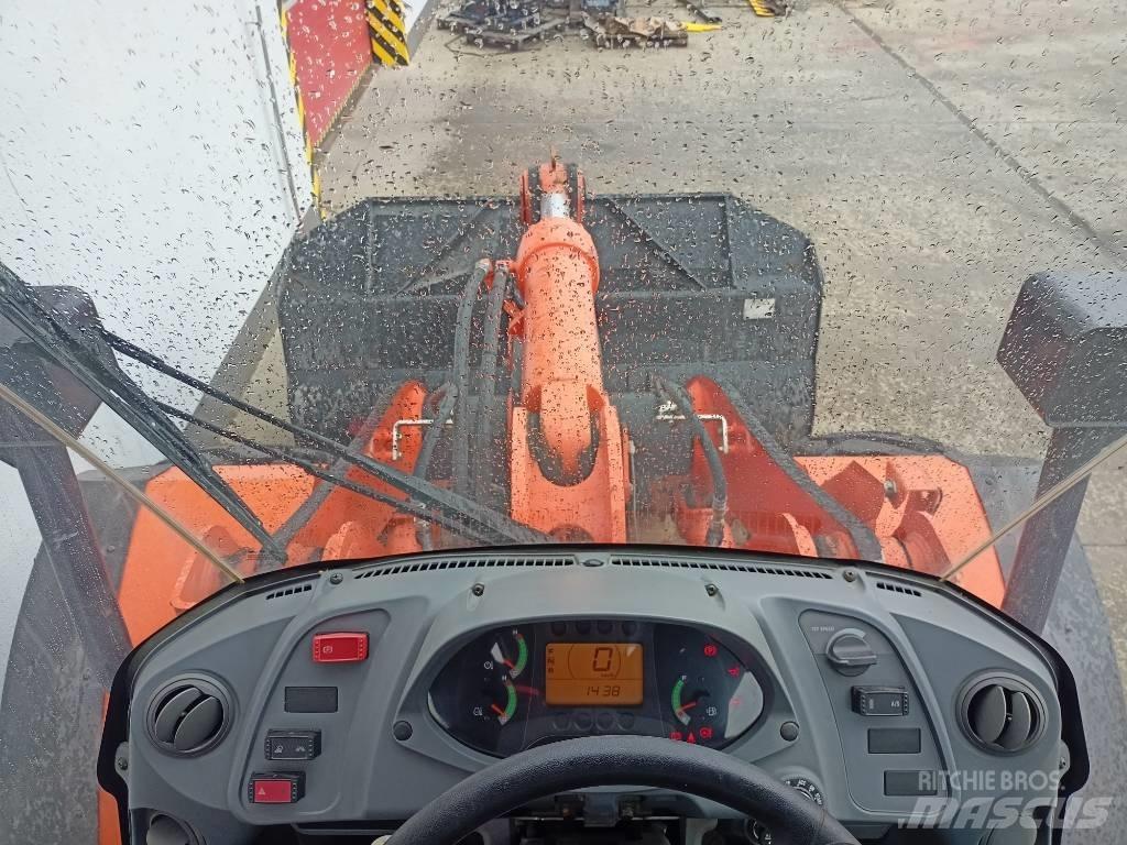 Hitachi ZW150 Колесни товарачи