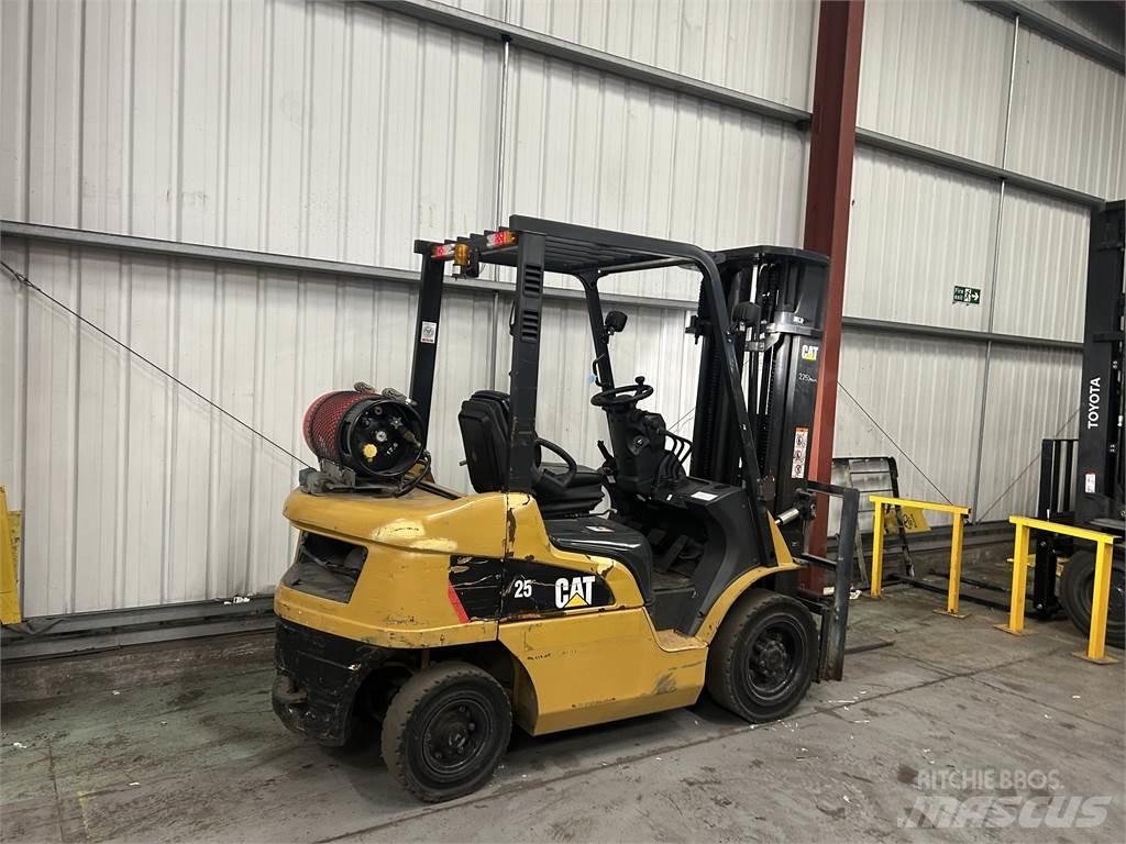 CAT GP25NT Камиони с АГУ