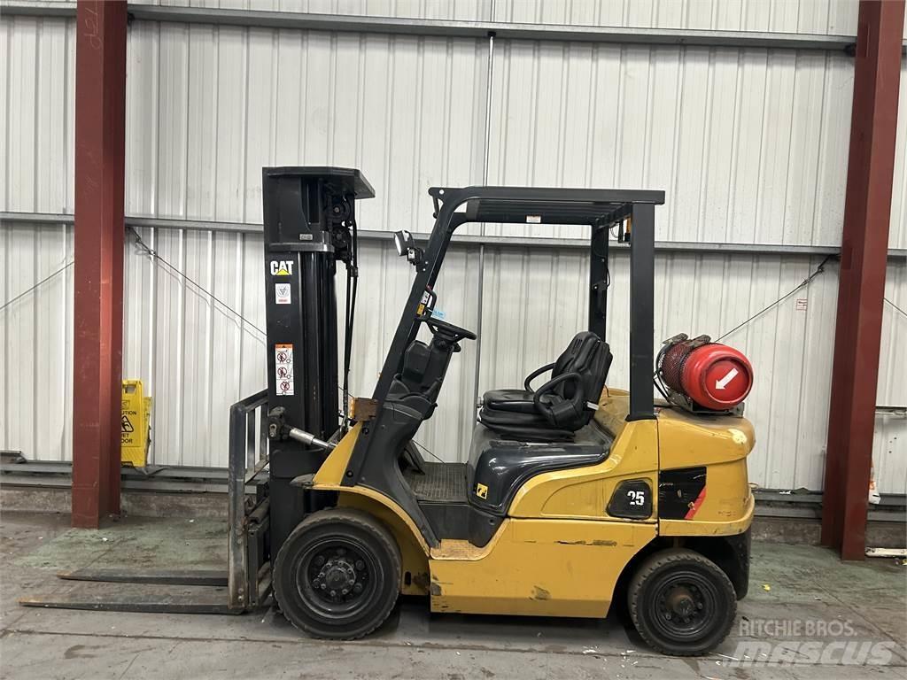 CAT GP25NT Камиони с АГУ