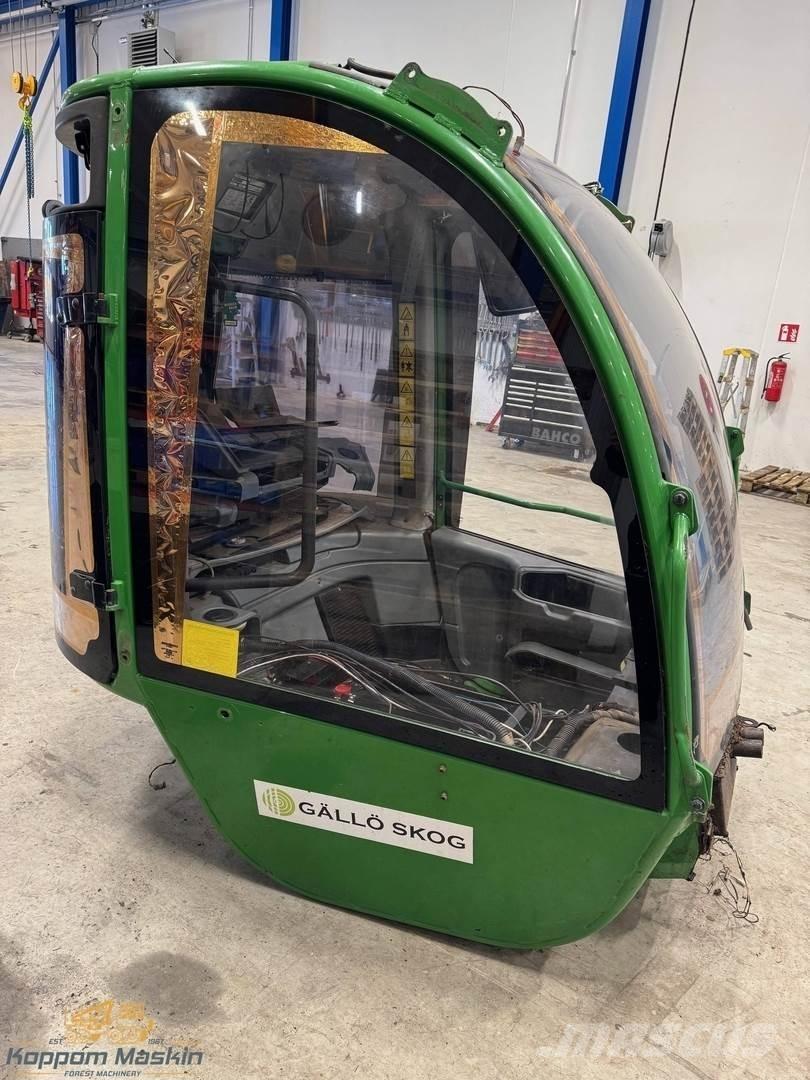 John Deere 1270E Кабина
