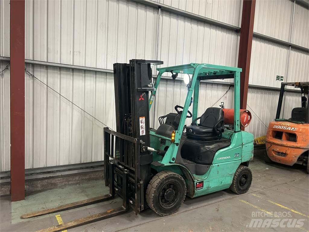 Mitsubishi FG25NT Камиони с АГУ