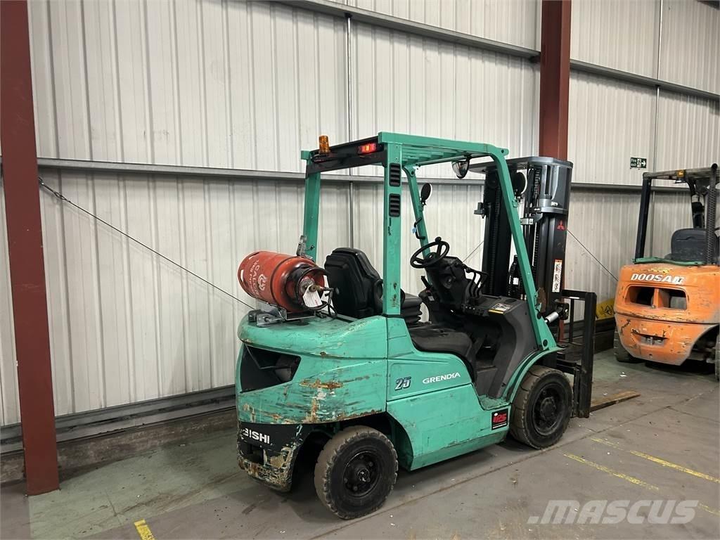 Mitsubishi FG25NT Камиони с АГУ