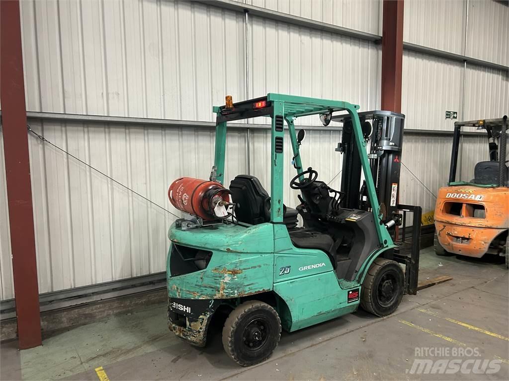 Mitsubishi FG25NT Камиони с АГУ
