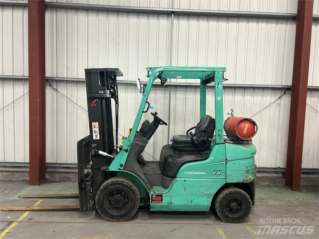 Mitsubishi FG25NT Камиони с АГУ