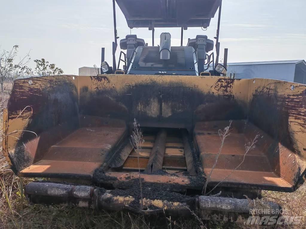 CAT AP655F Машини за асфалт