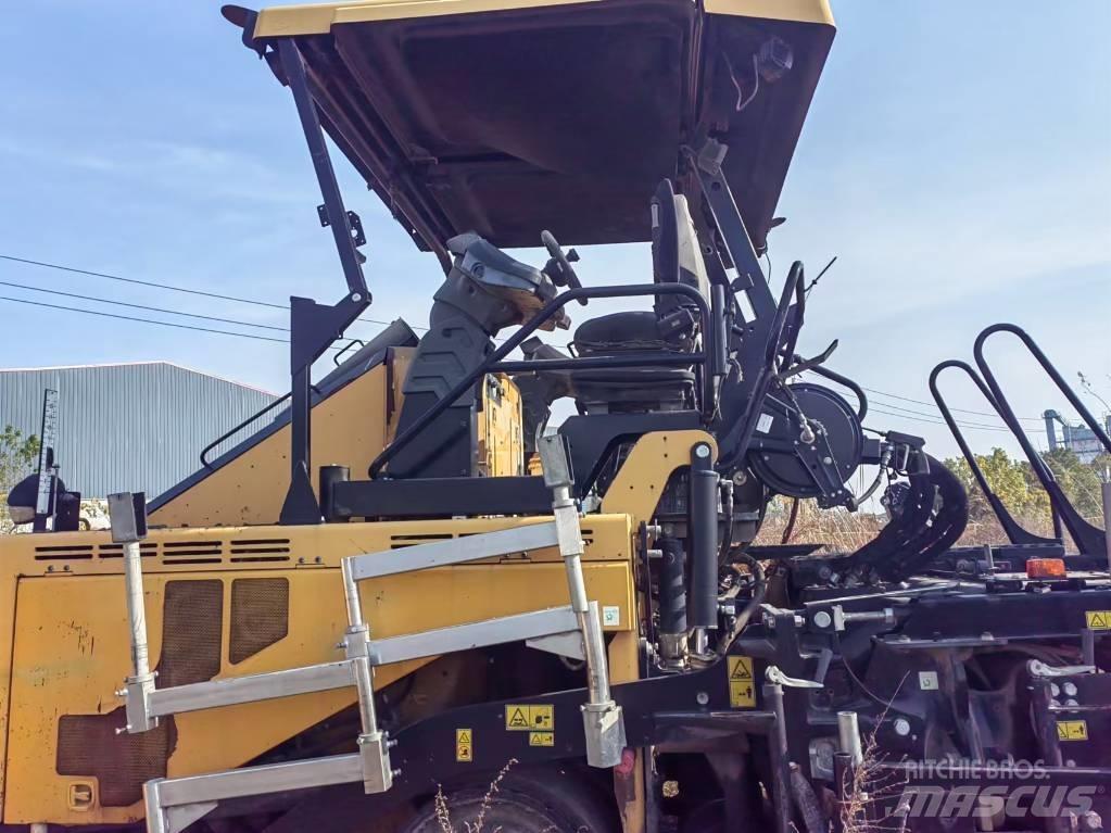 CAT AP655F Машини за асфалт