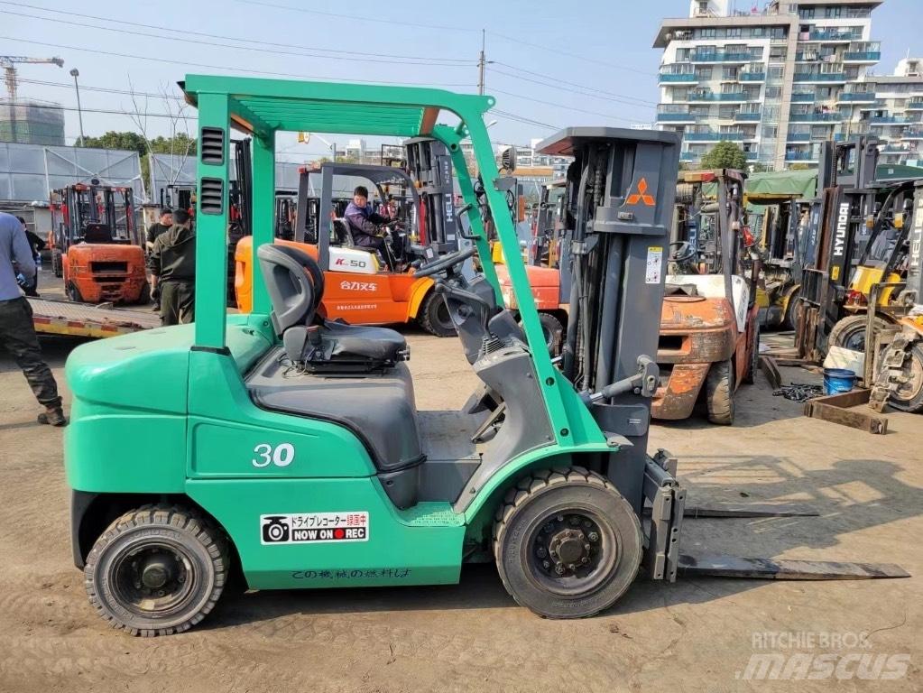 Mitsubishi FD30 Дизелови камиони