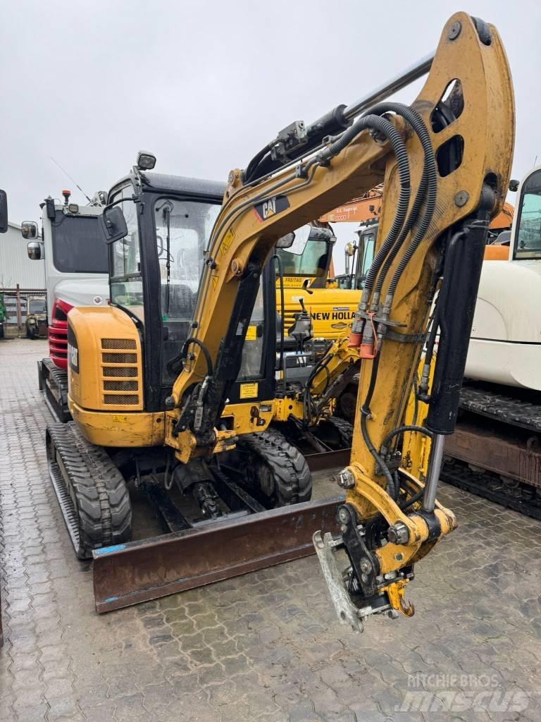 CAT 302.7 D Мини екскаватори < 7 т