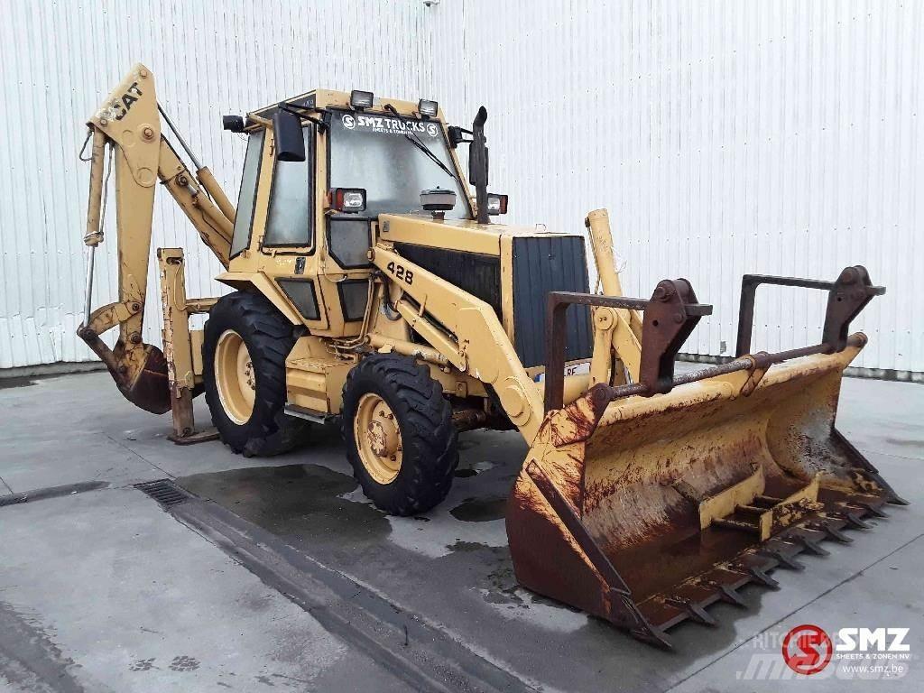 CAT 428 Товарач със заден ексватор