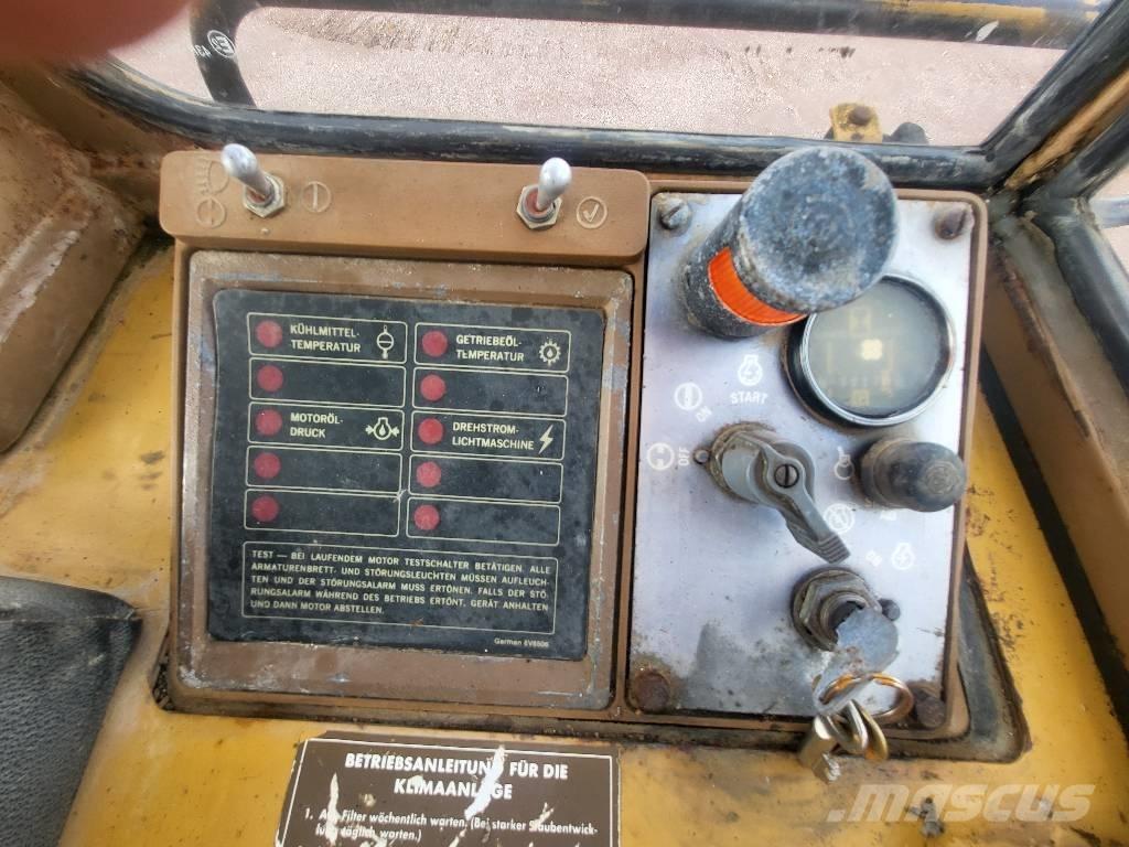 CAT 943 Верижен товарач