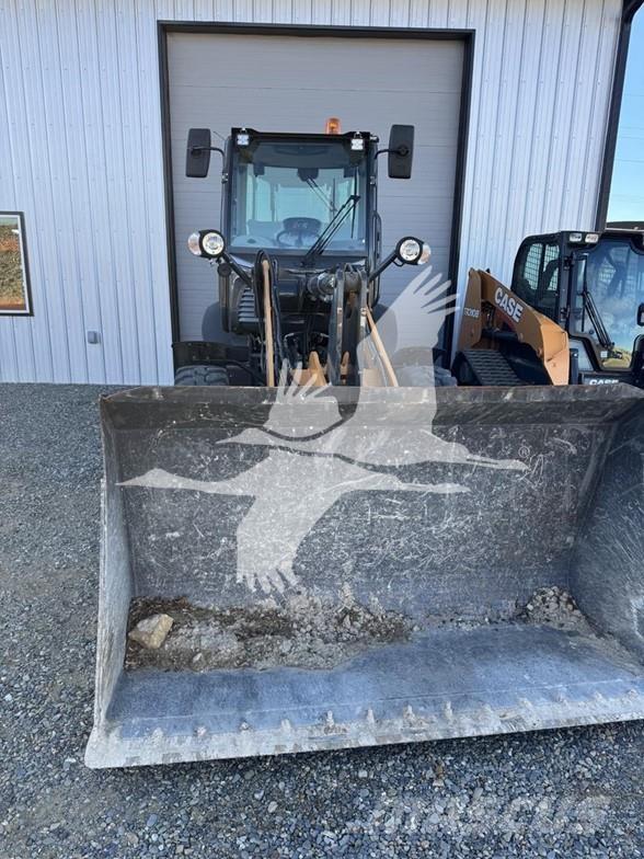 CASE 221F Колесни товарачи