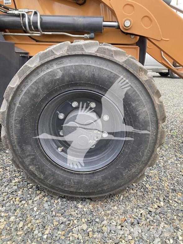 CASE 580SV Товарач със заден ексватор