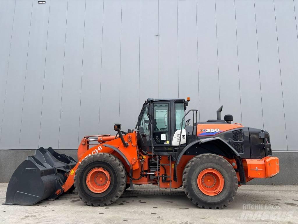 Hitachi ZW 250-6 Колесни товарачи