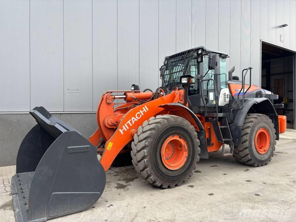 Hitachi ZW 250-6 Колесни товарачи