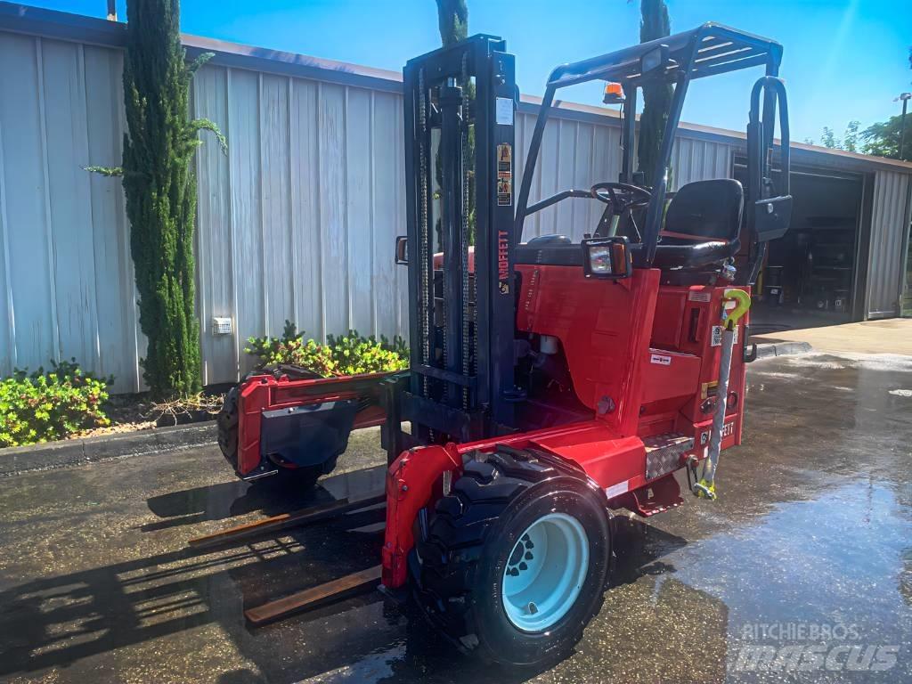 Moffett M55 Моторизирани високоповдигачи с открити платформи