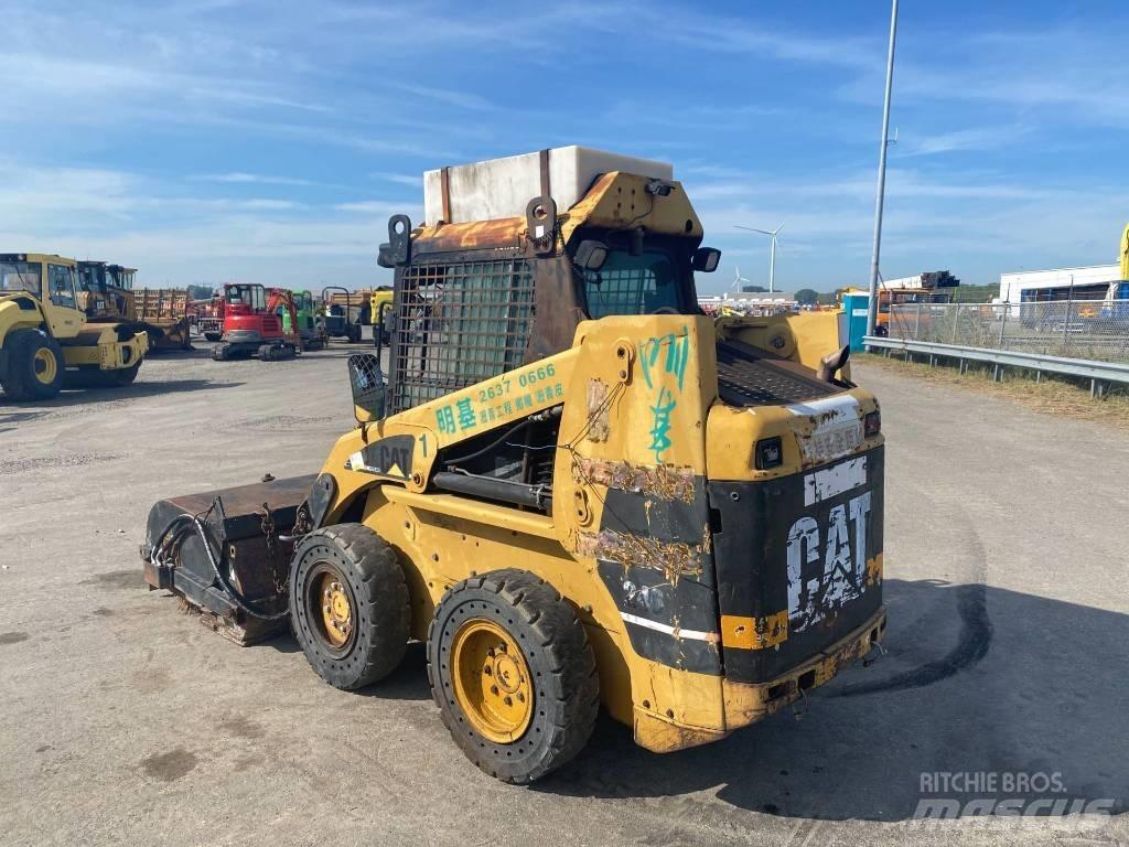CAT 246 Мини товарачи
