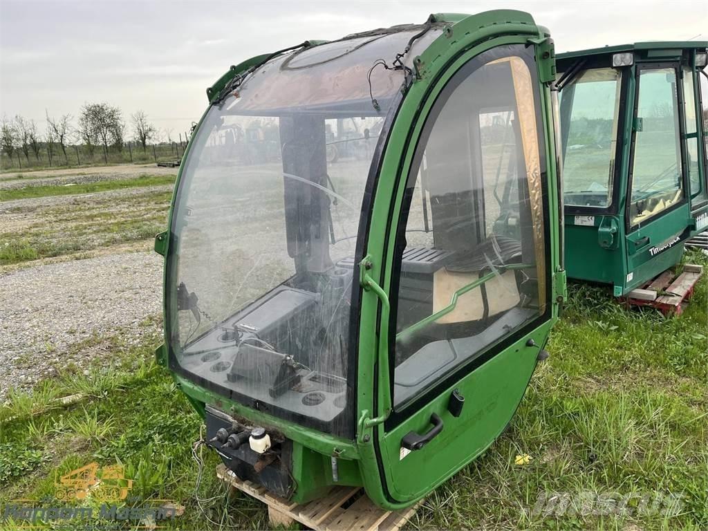 John Deere 1470E Кабина
