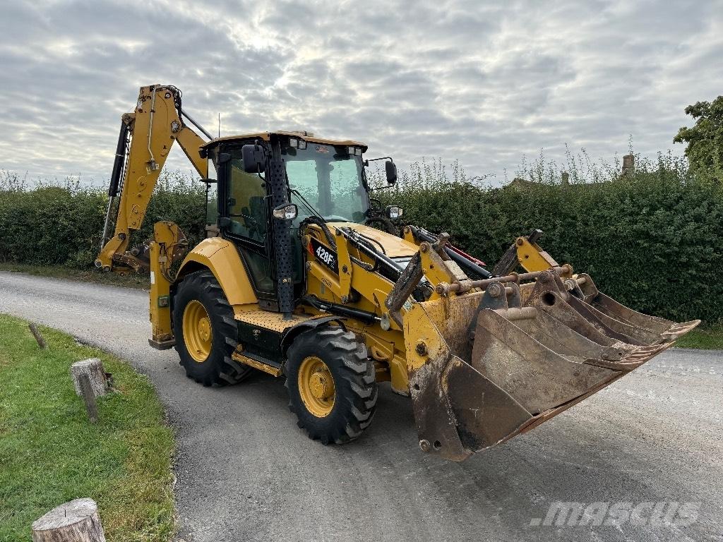 CAT 428 F Товарач със заден ексватор