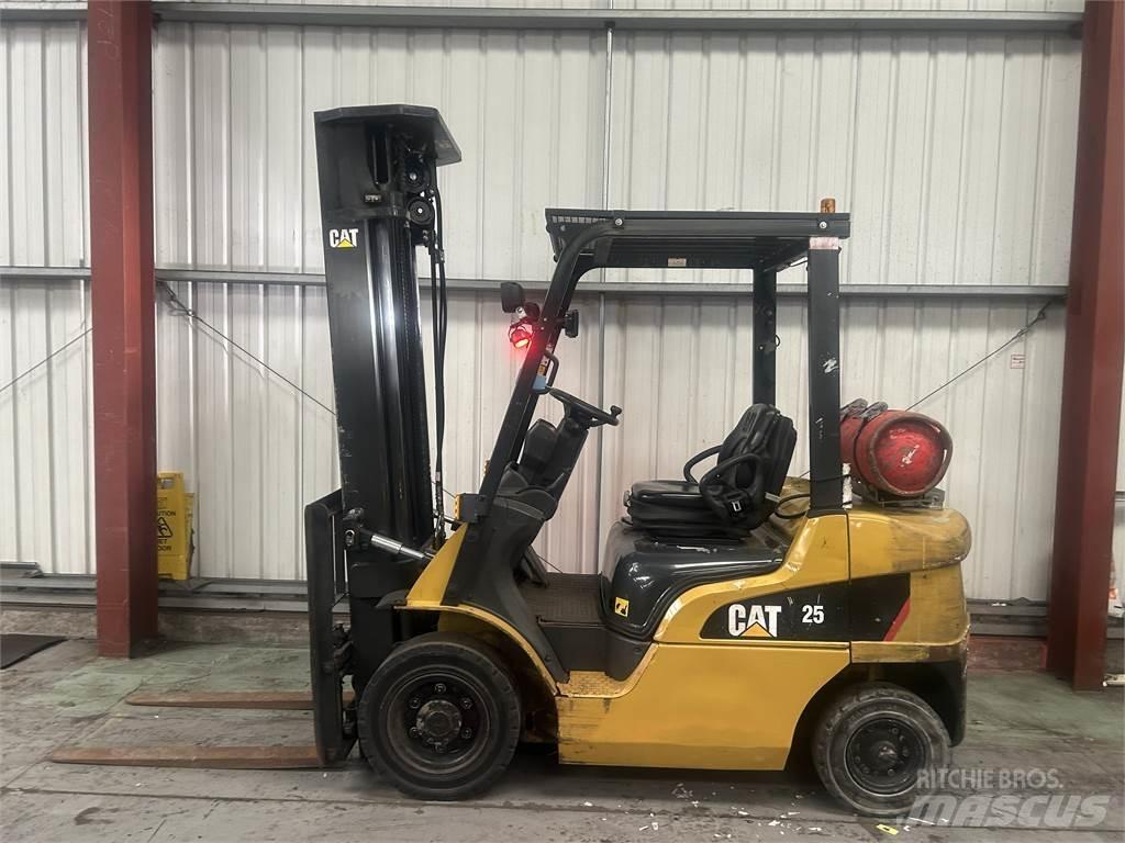 CAT GP25NT Камиони с АГУ