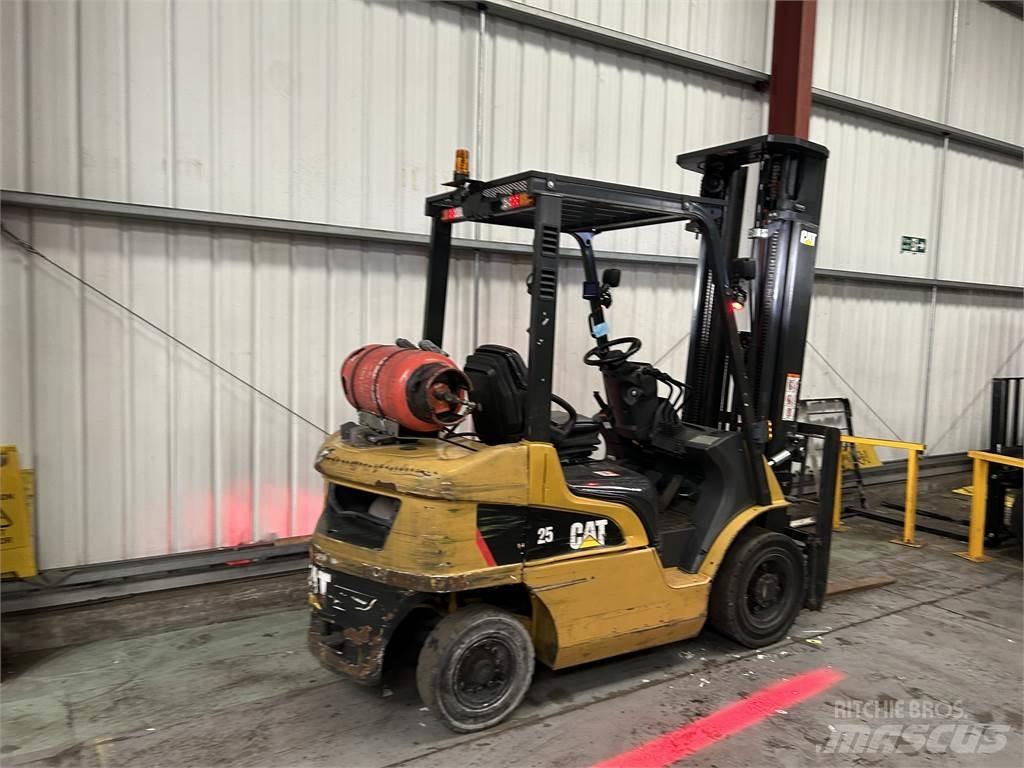 CAT GP25NT Камиони с АГУ