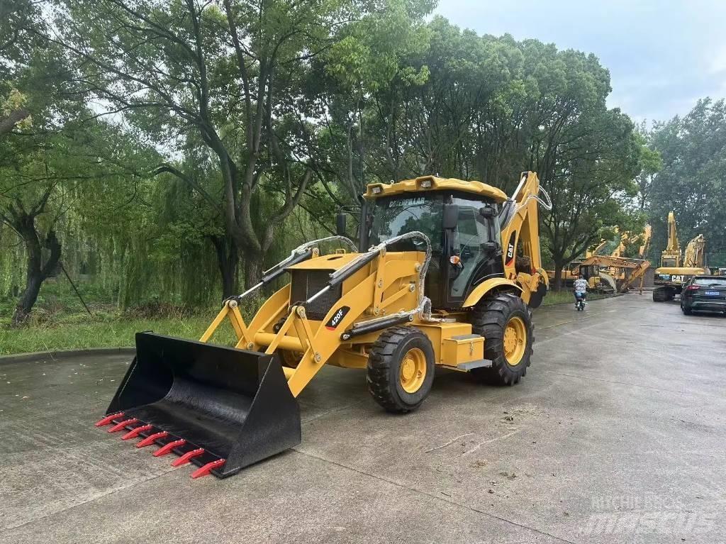 CAT 420F Товарач със заден ексватор