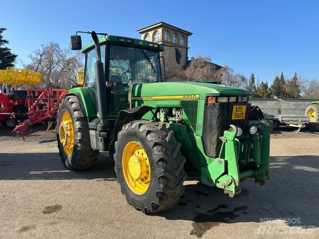 John Deere 8200 Трактори