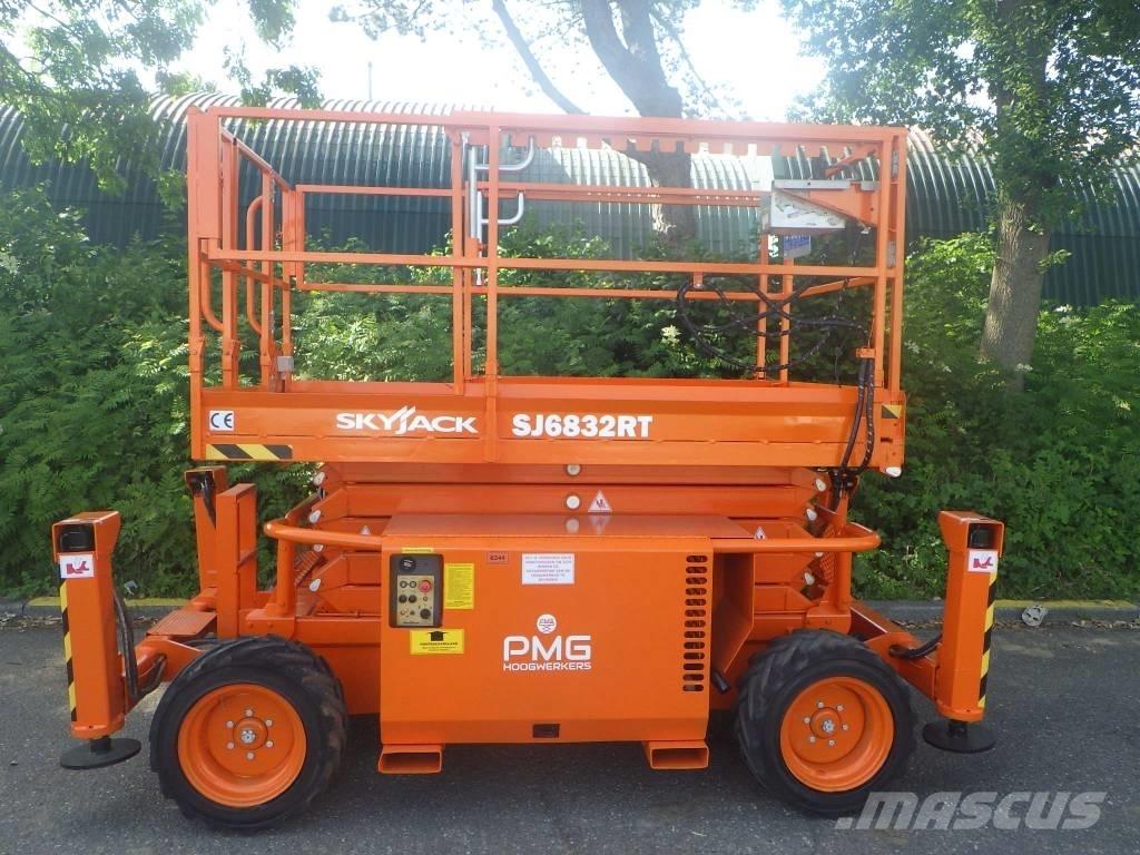 SkyJack SJ6832RT Ножични работни платформи