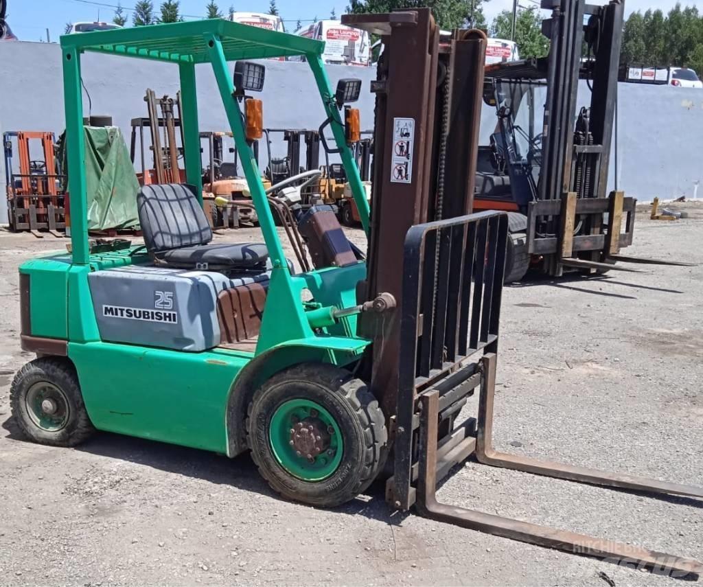 Mitsubishi FG25 Камиони с АГУ