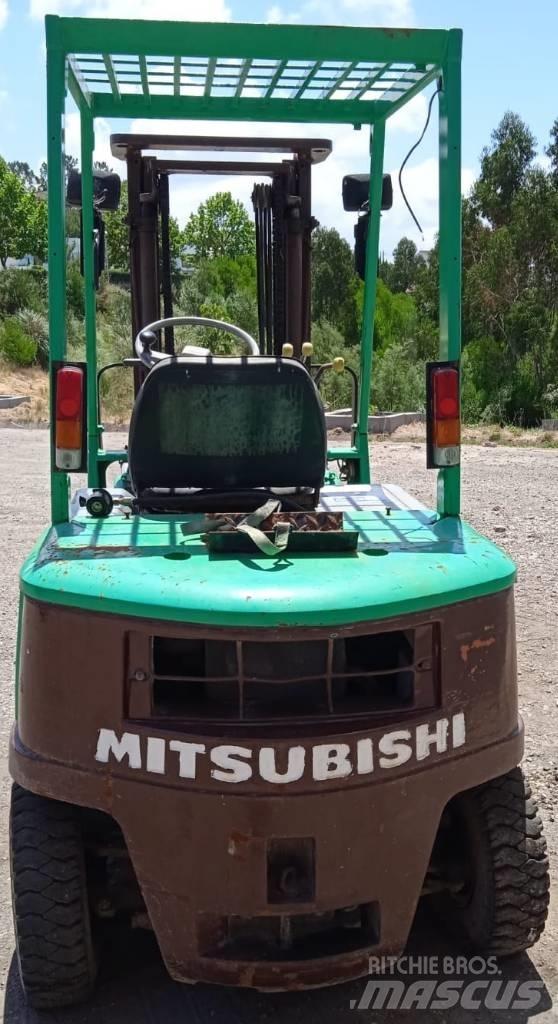 Mitsubishi FG25 Камиони с АГУ
