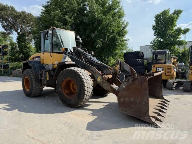 Komatsu WA 200 Колесни товарачи
