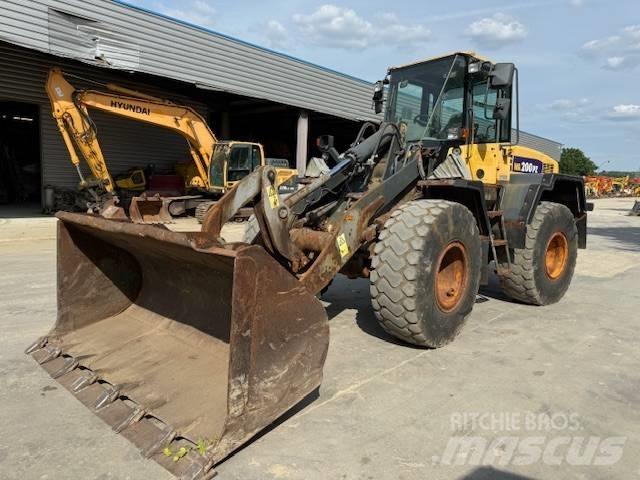 Komatsu WA 200 Колесни товарачи