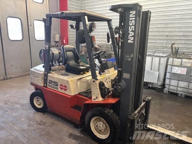 Nissan UJ02 A 25 U Камиони с АГУ