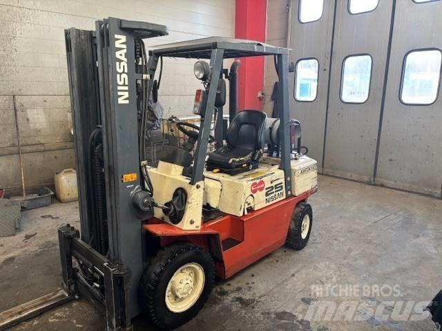 Nissan UJ02 A 25 U Камиони с АГУ