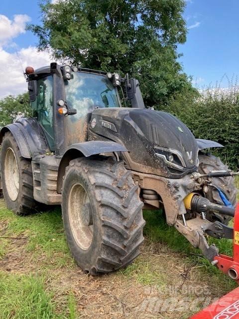 Valtra T235V Трактори