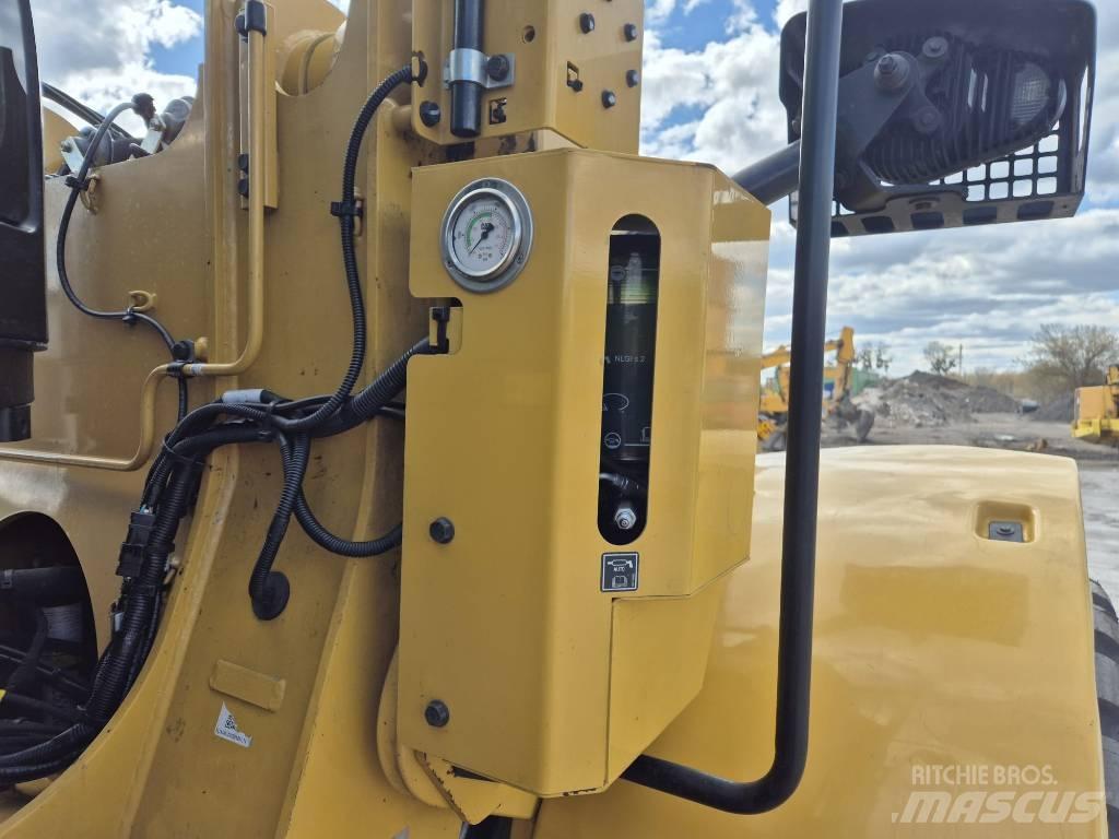 CAT 926M Колесни товарачи