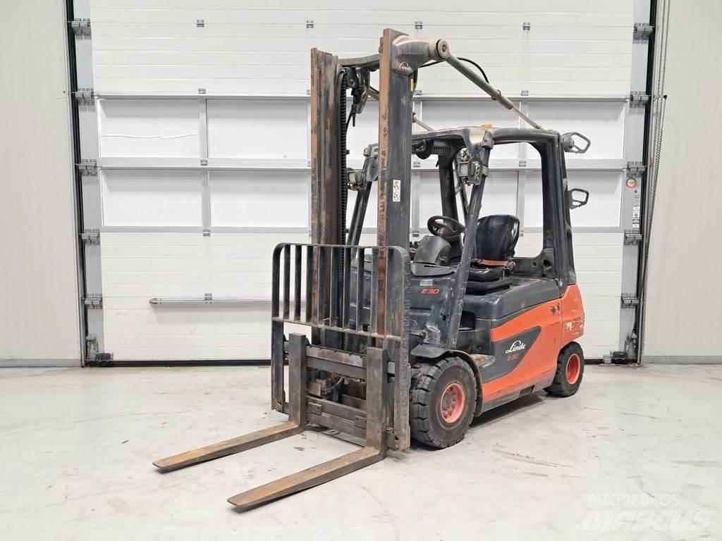 Linde E30-01 Електрически вилични кари-повдигачи