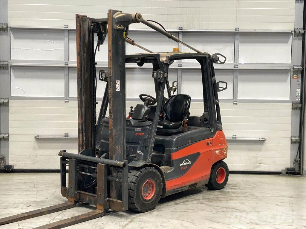 Linde E30-01 Електрически вилични кари-повдигачи