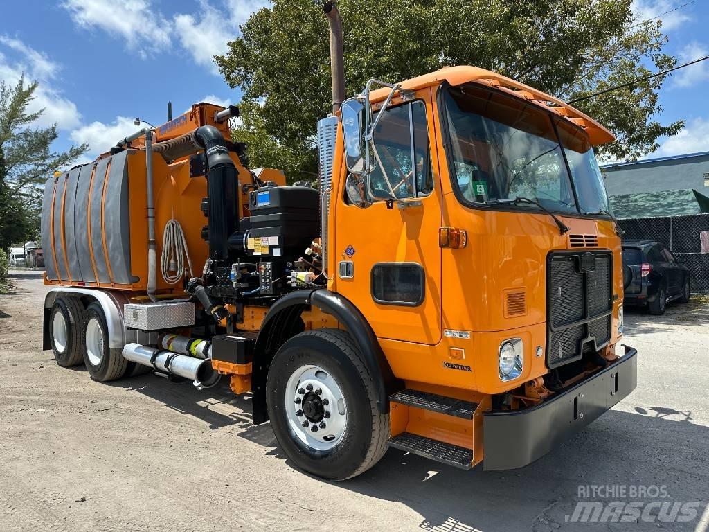 Autocar WX64 Комби / вакуум камиони

