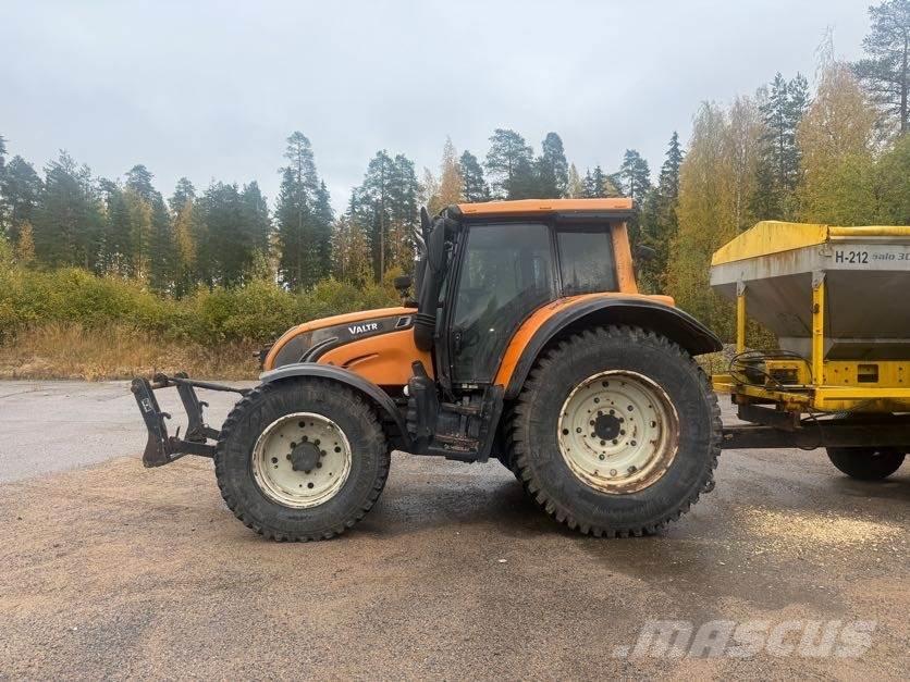 Valtra N142 Трактори