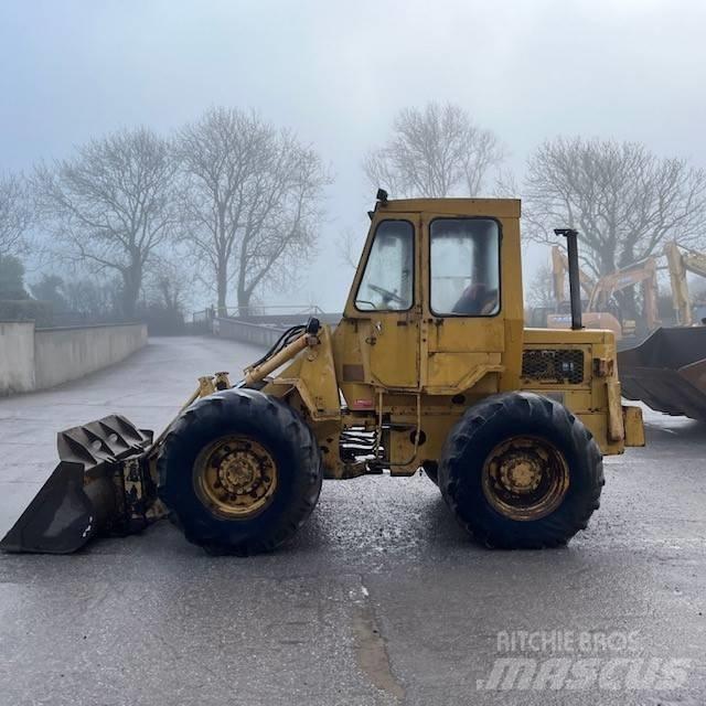 CAT 910 Колесни товарачи