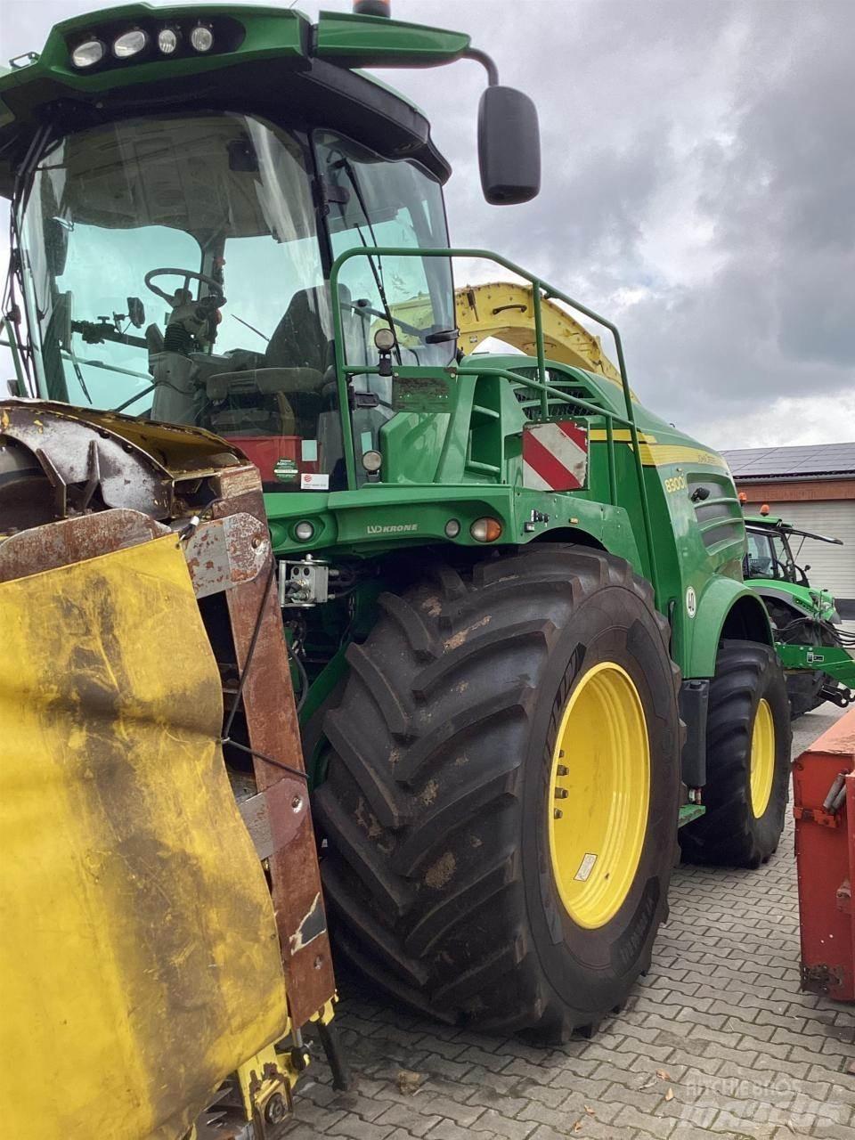 John Deere 8300 Самоходни фуражири