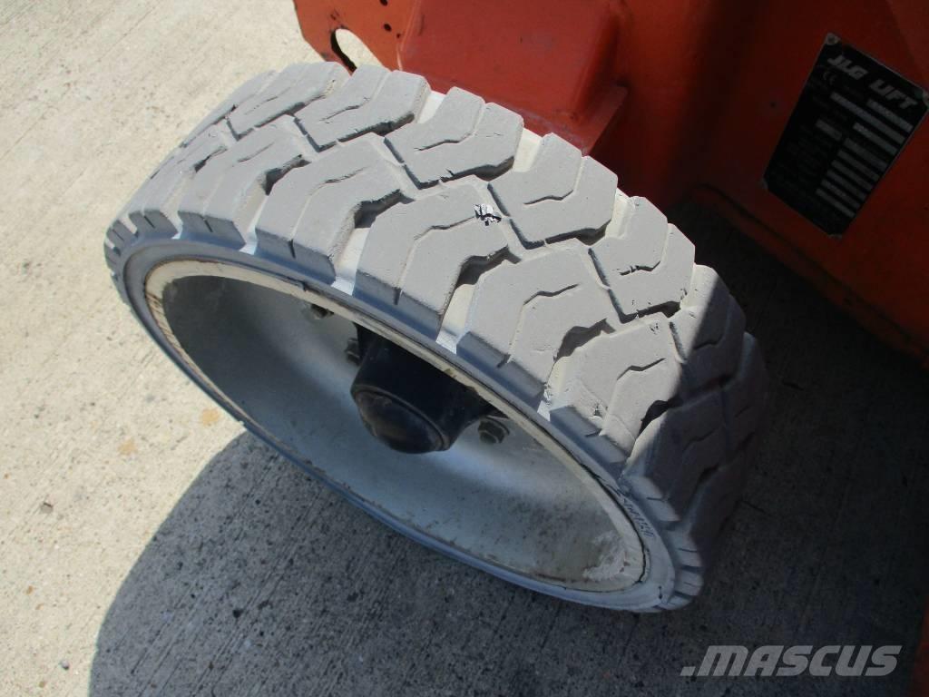 JLG E400AJPN (687) Компактни самоходни стрелови подемници
