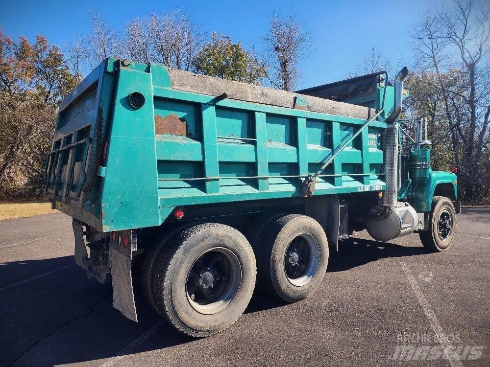 Mack 690S Самосвал