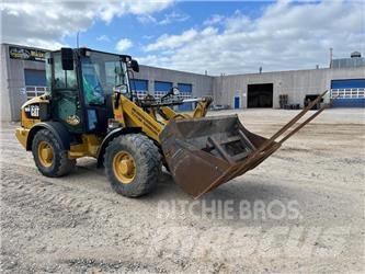 CAT 906M Колесни товарачи