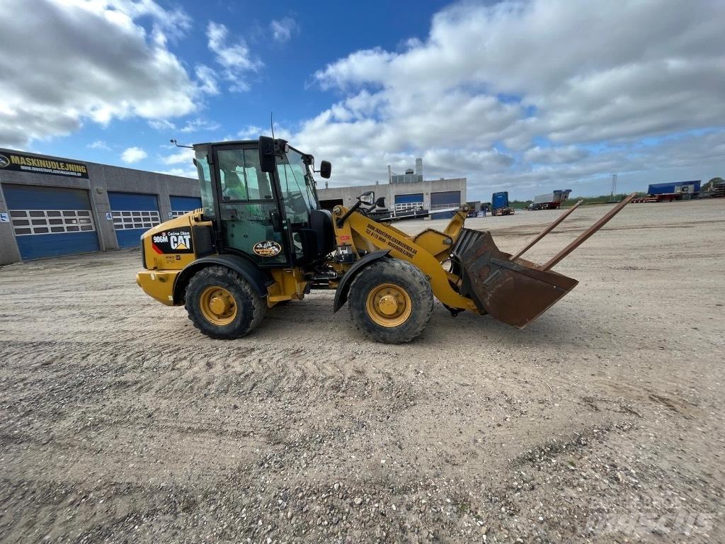 CAT 906M Колесни товарачи