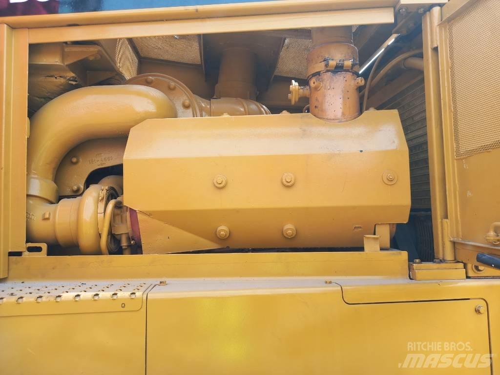 CAT D8R (Abu Dhabi) Верижни булдозери
