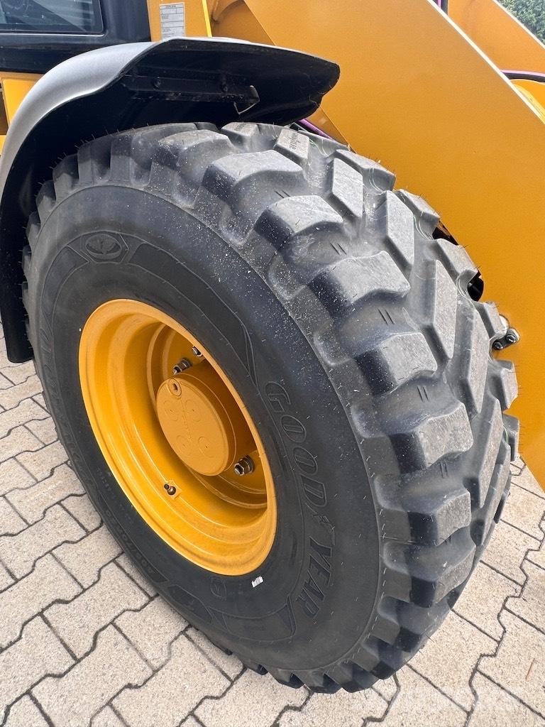 CAT 908 Колесни товарачи